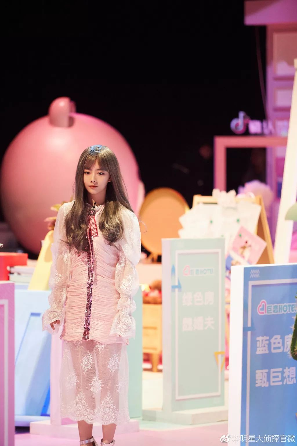 谭松韵明星大侦探最新造型 (谭松韵大侦探穿搭)