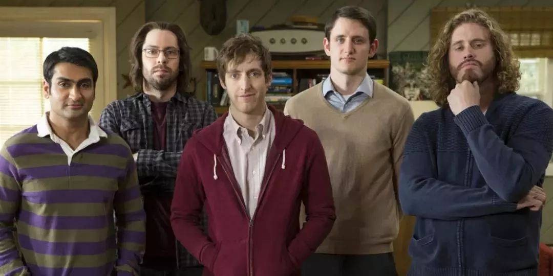 年会没有晚礼服怎么穿,出席年会如何穿着更受欢迎