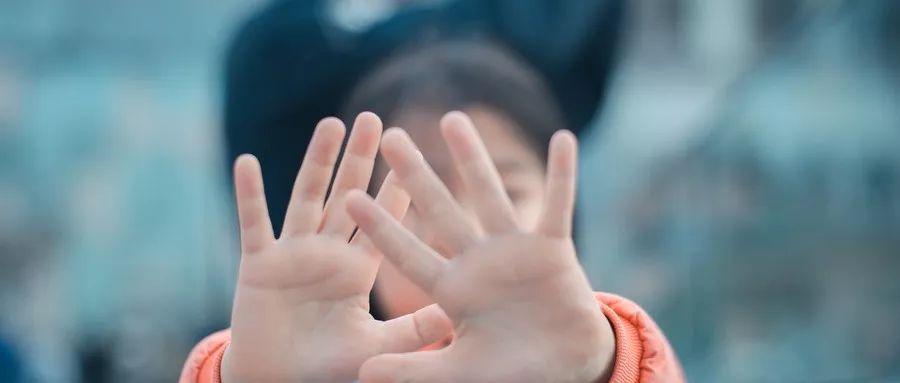 8岁女童惨遭家暴：他们，不配做父母