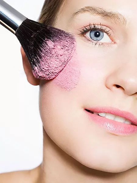 腮红超自然小技巧,超艳腮红怎么涂