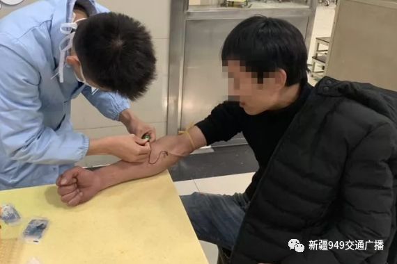 年轻交警半夜查车被质问出示证件,交警回应半夜贴罚单反驳男子