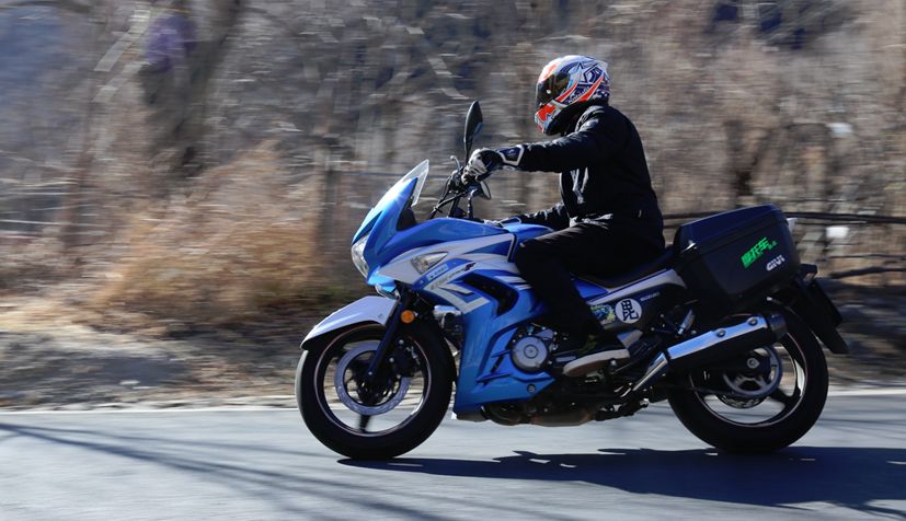 铃木骊驰250和豪爵gw250哪个好,豪爵铃木三兄弟配置对比表