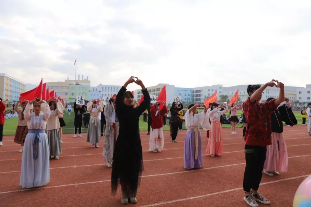 蒙自这里汇聚上千人，放飞上百只鸽子，是发生了什么大事……