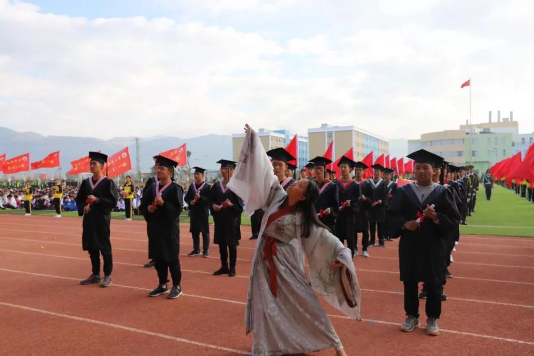 蒙自这里汇聚上千人，放飞上百只鸽子，是发生了什么大事……