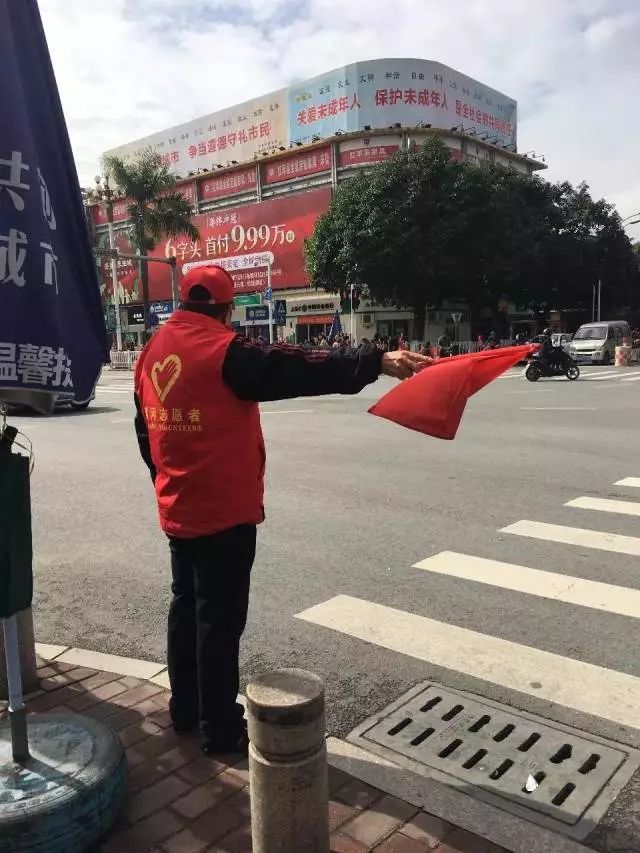 志愿者何高小:街头最美的一抹红