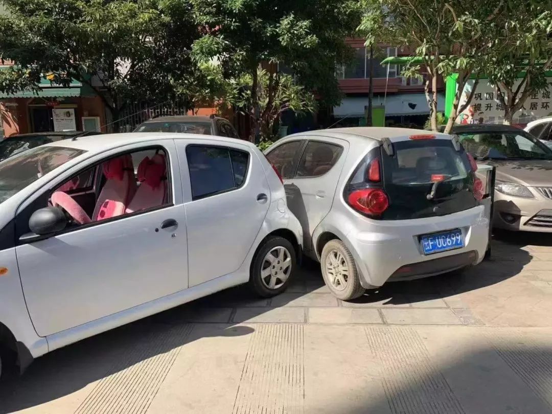 肩上挑着担子，脚下骑着电动车，晃晃悠悠的沿街叫卖，差点擦到车！