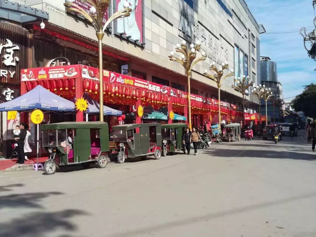 肩上挑着担子，脚下骑着电动车，晃晃悠悠的沿街叫卖，差点擦到车！