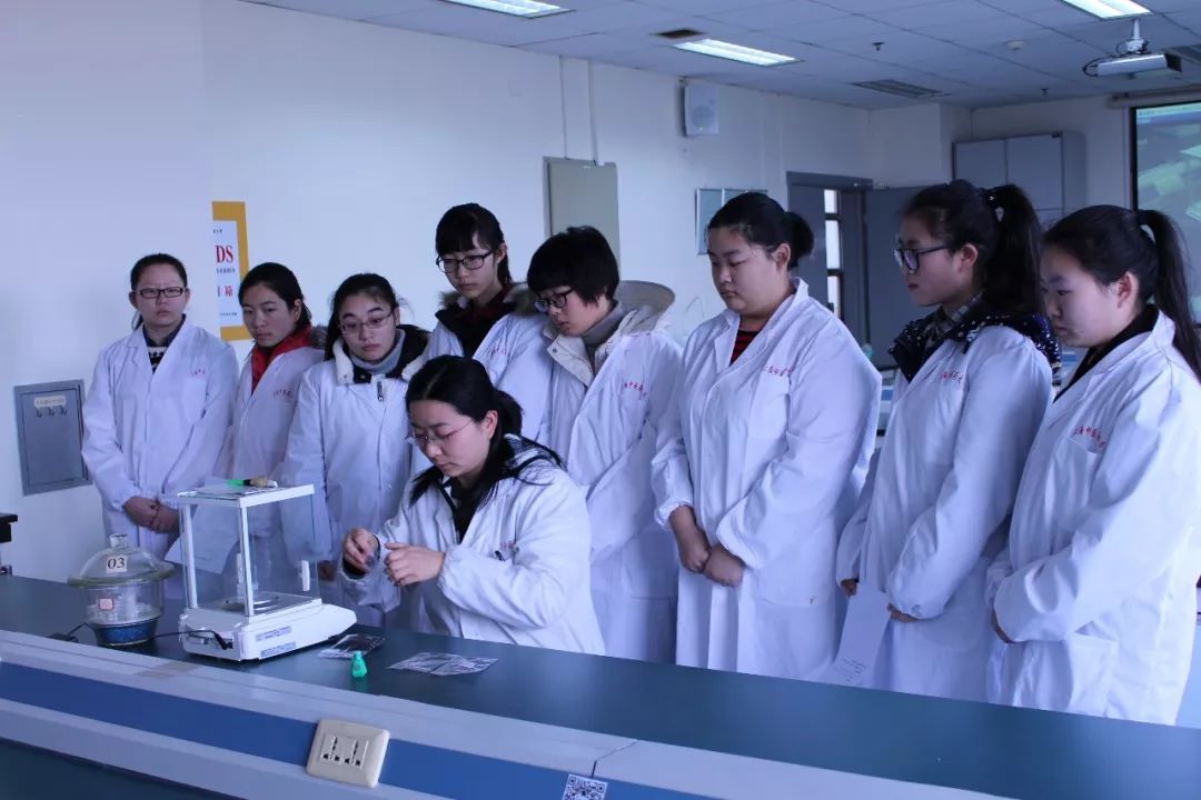 在学生心里播下一颗中医药的种子上海中医药大学中医药实践工作站