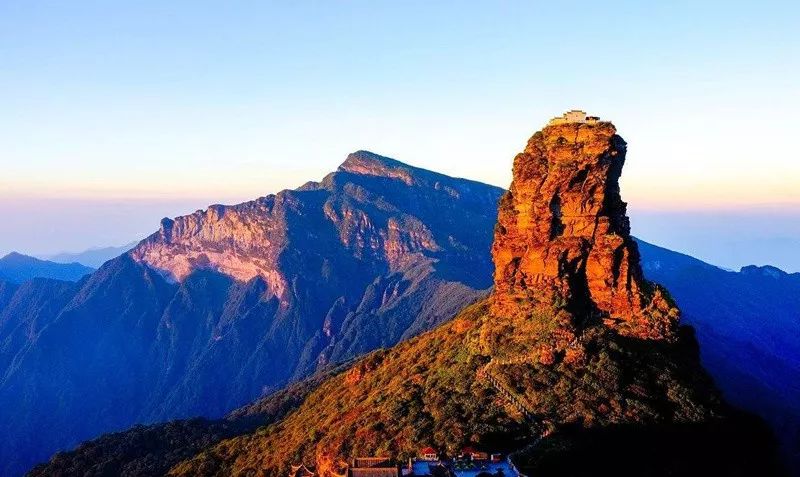 黔东南+黔西南经典八日游—昆明—马岭河峡谷—万峰林—黄果树瀑布—荔波小七孔—千户苗寨—镇远古镇—梵净山—石阡温泉