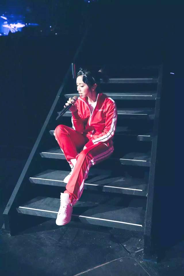 邓紫棋再次穿皮裤造型好霸气,邓紫棋皮裤穿搭图片