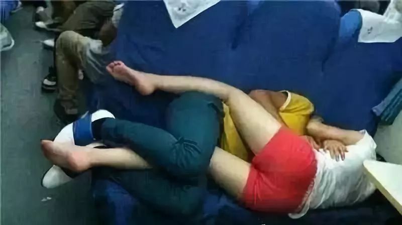 买到站票怎么办？俩女孩竟在火车过道……