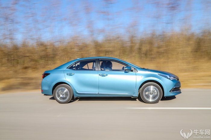 最新款卡罗拉双擎精英版试驾,卡罗拉双擎低速省油还是高速省油