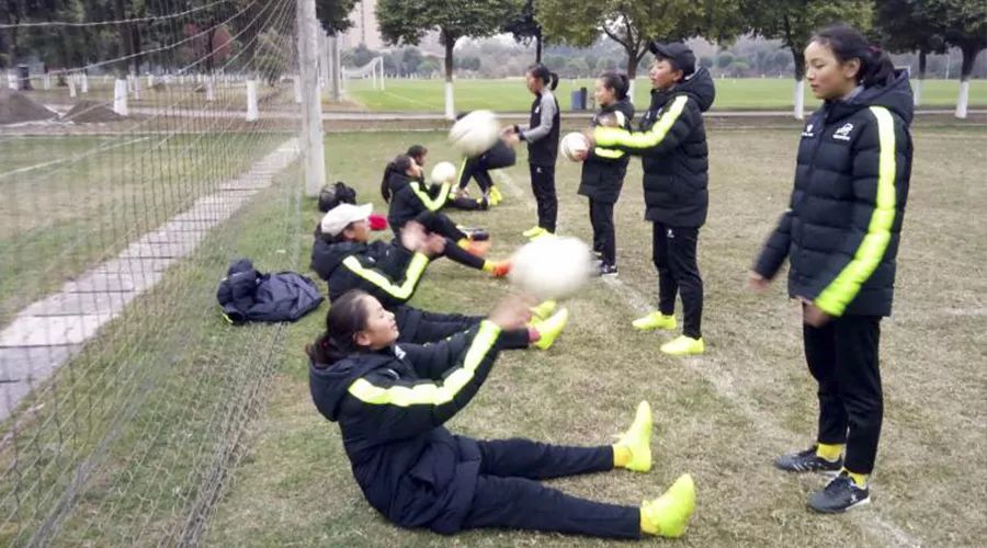 堆龙德庆区中学贯彻落实中国足球发展基金会“青少年足球菁英人才培养计划”赴成都谢菲联足球基地冬训开展情况