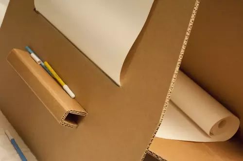 幼儿园教室立体大纸箱创意,用纸箱做教室可以让布娃娃住进去