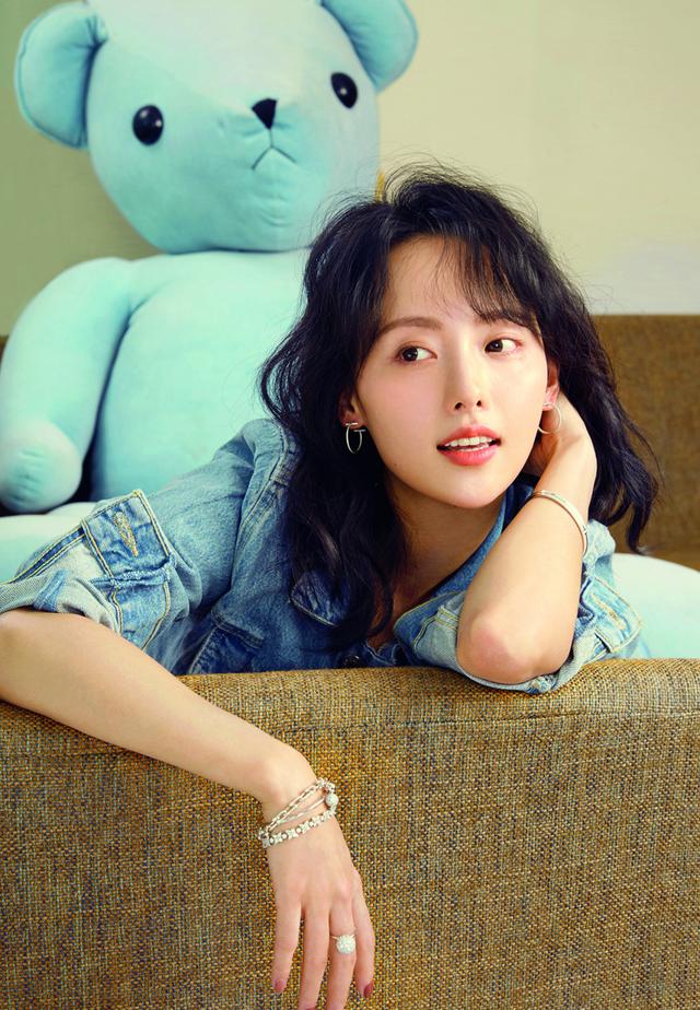 张嘉倪穿加拿大鹅羽绒服,张嘉倪黑色羽绒服