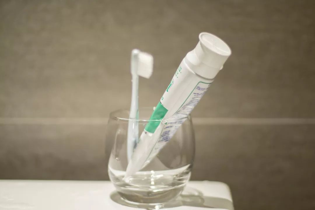 在家里自己洗羽绒服怎么洗才干净,黑色羽绒服如何洗既不掉色又干净