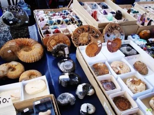 小时候有个算命先生算我黄袍加身,小时候算命的说我有黄袍加身