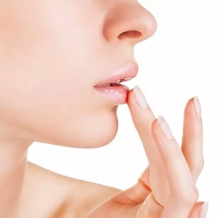 唇干唇裂涂唇膏会去死皮吗,唇裂唇干起皮修复唇膏儿童