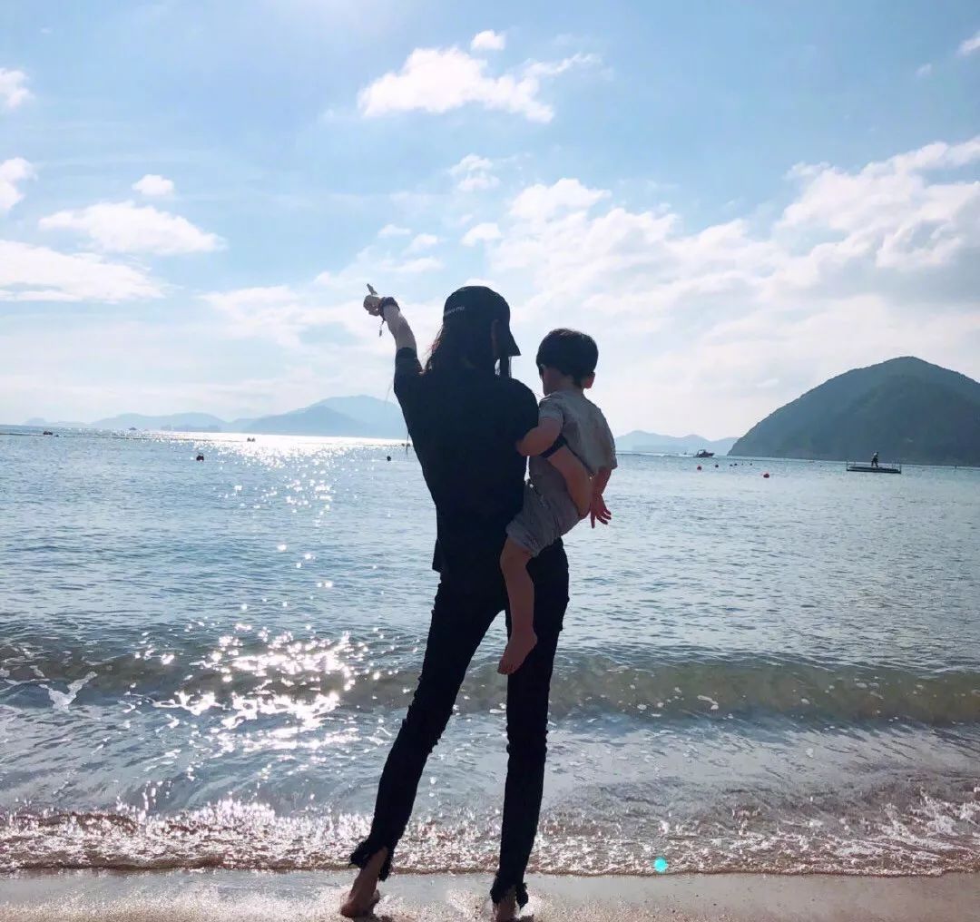 今日热点:黄晓明baby为小海绵庆生;雪莉回应聚会照争议……