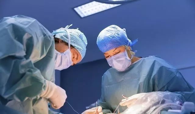 头皮要炸！未婚女子形似怀孕7个月，肚子里竟然密密麻麻都是……