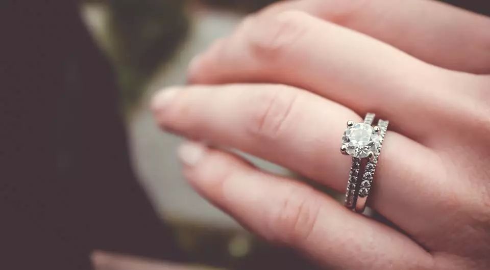 一克拉的钻戒多少钱左右啊,小红书一克拉开口钻戒