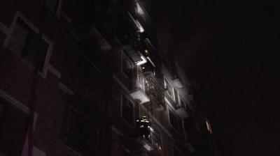 火场救出5人,火场逃生弯腰迅速从安全通道逃离