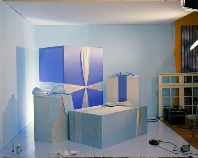 她用了十年只做了一件事，记录成人电影的摄影棚布景