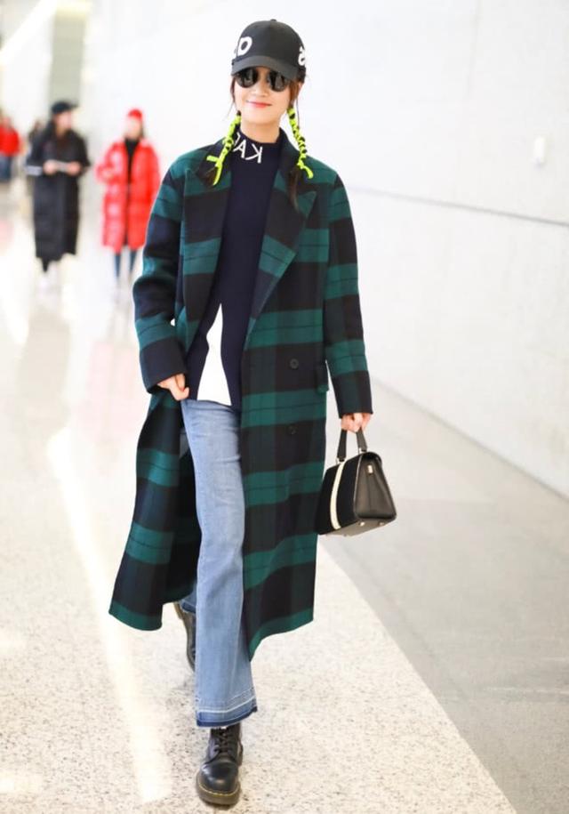 蓝盈莹很飒,蓝盈莹这次现身机场身穿毛领夹克