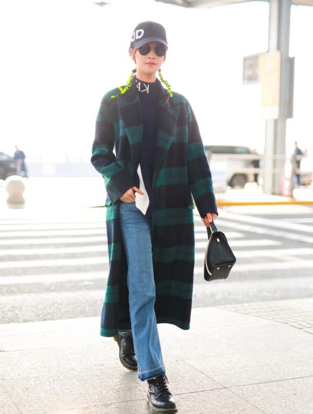 蓝盈莹很飒,蓝盈莹这次现身机场身穿毛领夹克