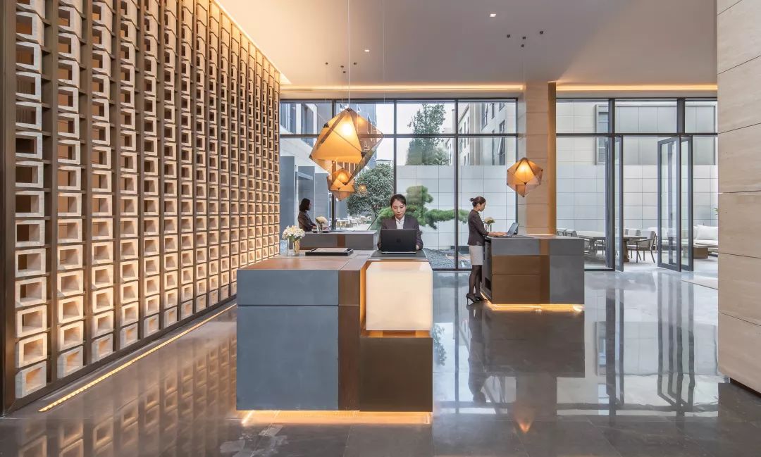 文艺渔村中的海上浮城，希尔顿旗下这家设计感满分的小鲜肉酒店，颜值爆炸！