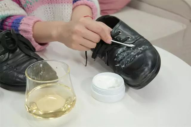 再皱的皮鞋也怕这一招,涂点每天都吃的它,让你天天穿新鞋