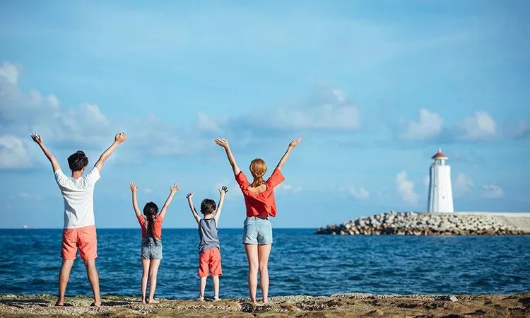 1200㎡透明泳池小红书点赞100w+,这家黄金海岸边的酒店才是海岛季首选