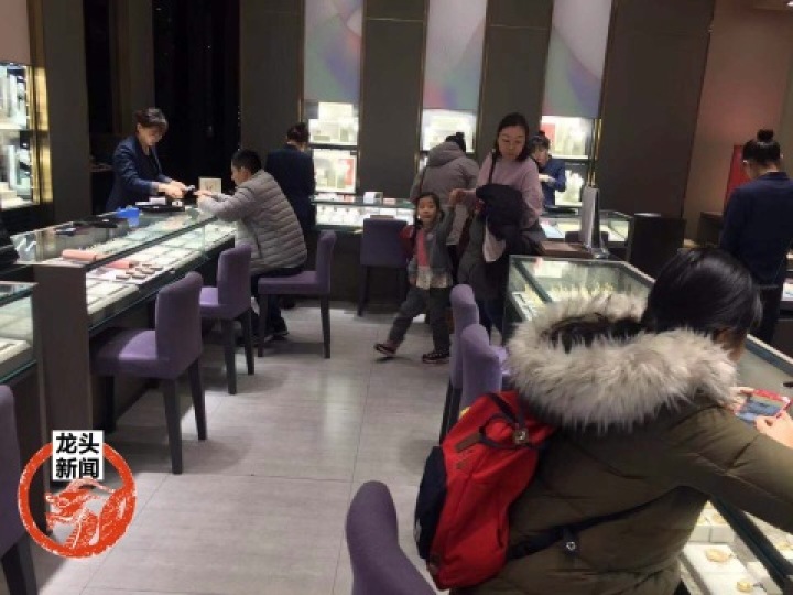 “猪”光宝气：春节临近，金猪饰品卖断货