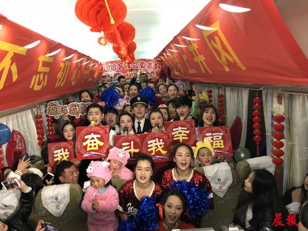 别样列车春晚温暖旅客,列车长提行李温暖旅客回家路