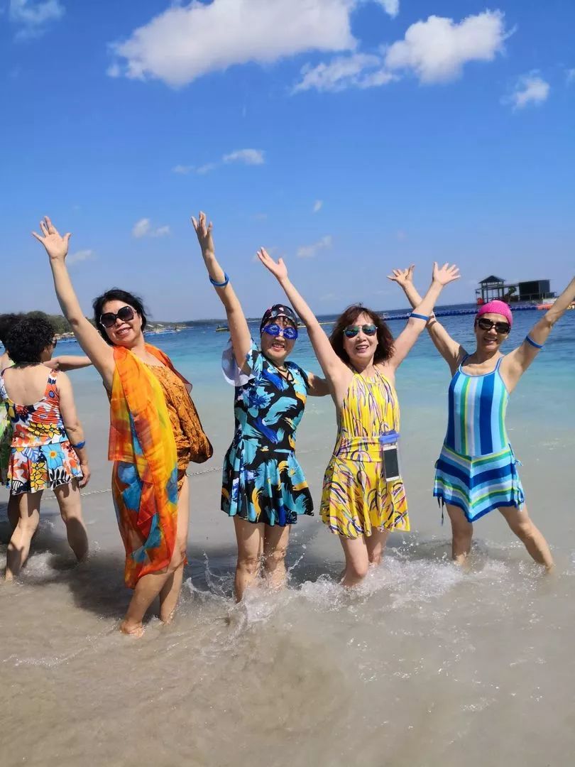 中国大妈外出旅游跨栏,大妈旅游动作