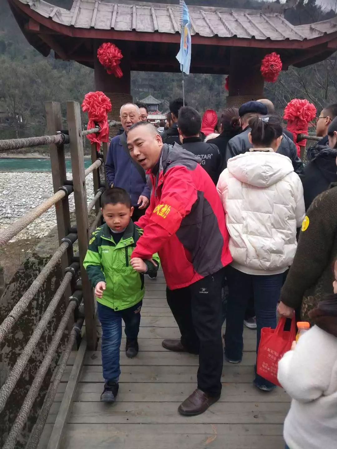 为了万家团圆他们坚守在第一线,他们的坚守换来千万家的团圆