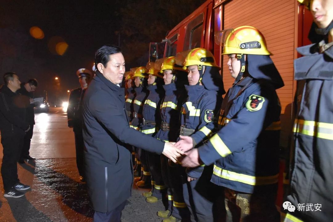 市长带队开展节前消防安全检查,县委书记突击夜查防控检查站