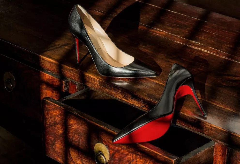 英国快时尚每天有400人失业；巴黎警方抓获代购团伙；安踏拟收购的始祖鸟母公司去年收入近27亿欧元