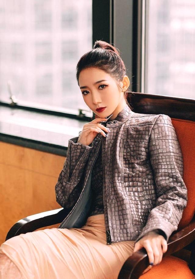 孟美岐纽约时装周视频,孟美岐橘色连衣裙造型