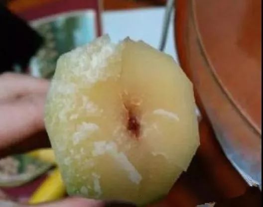 甘蔗里面发红是怎么回事,芯芯发红的甘蔗要全部扔掉吗