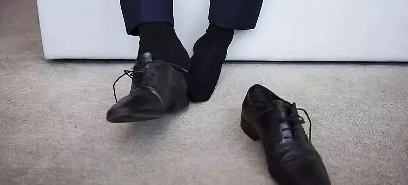 这颗小白球,居然彻底治愈了我的脚臭,日本家庭必备的除臭杀菌神物,三分钟还你一个清新的“脚气”!