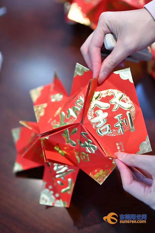 用利是封做灯笼教程简单,用利是封做手工灯笼教程