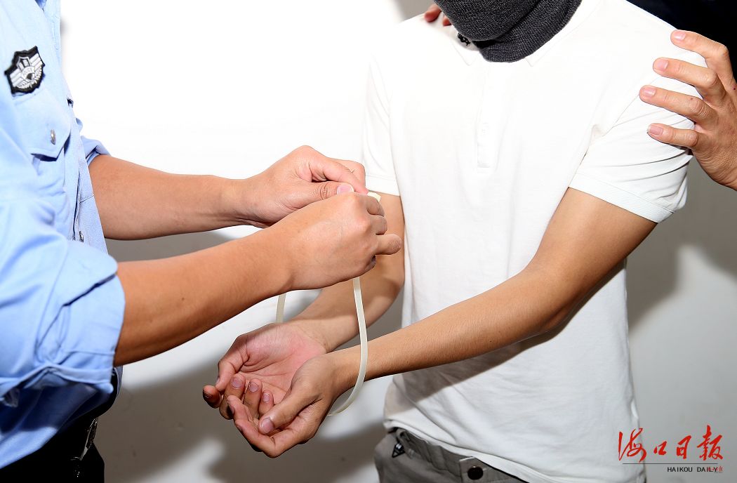 破获海南东方游戏币充值诈骗团伙案，已抓获98人，警方敦促314名电信网络诈骗嫌疑人投案自首（附照片）