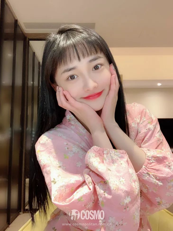 周洁琼剪刘海的样子,周洁琼小红帽