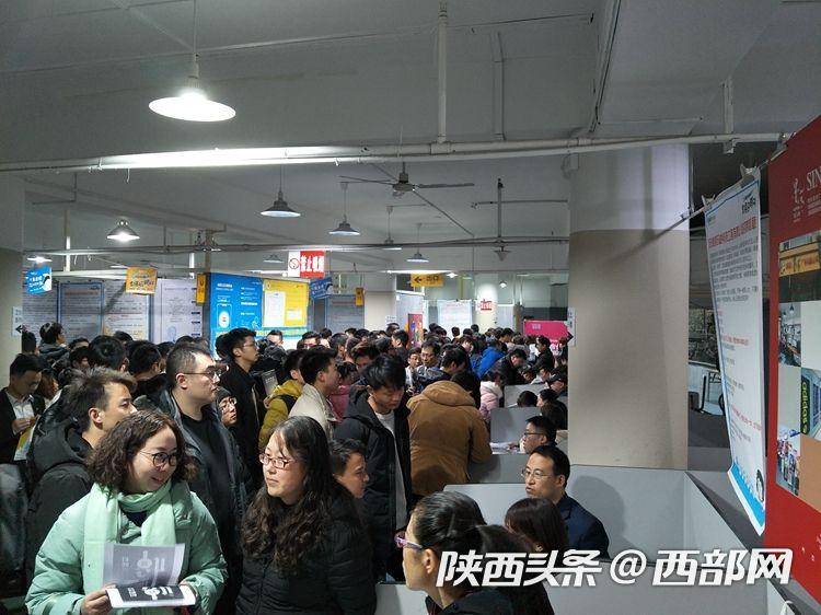 春季招聘会吸引众多人,招聘会人超多场面