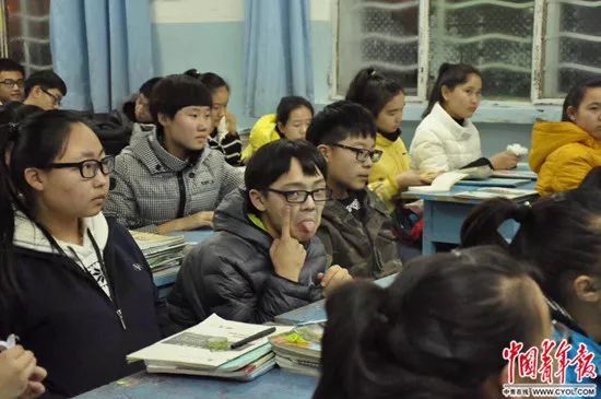 令人动容曾经支教的老师,支教老师感动落泪的视频