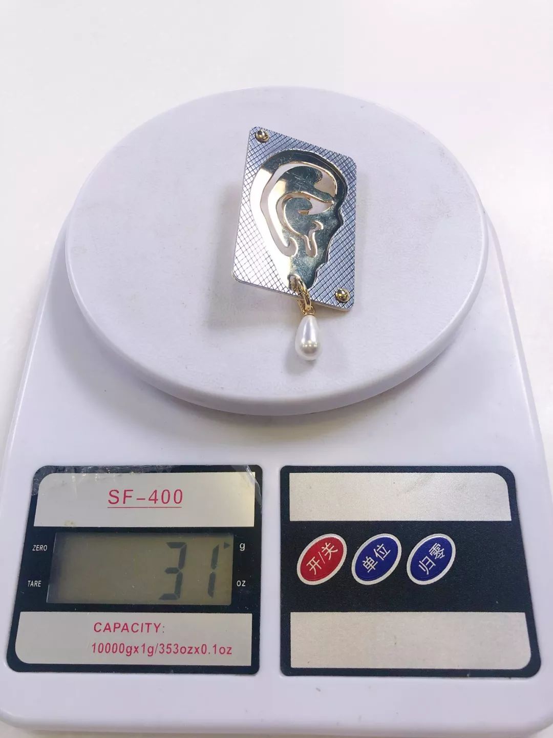 编辑实测：带大耳环耳朵疼不疼？