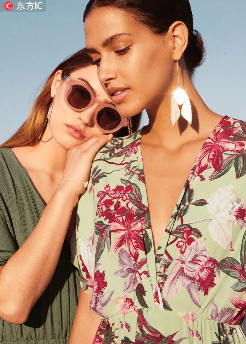 编辑实测：带大耳环耳朵疼不疼？