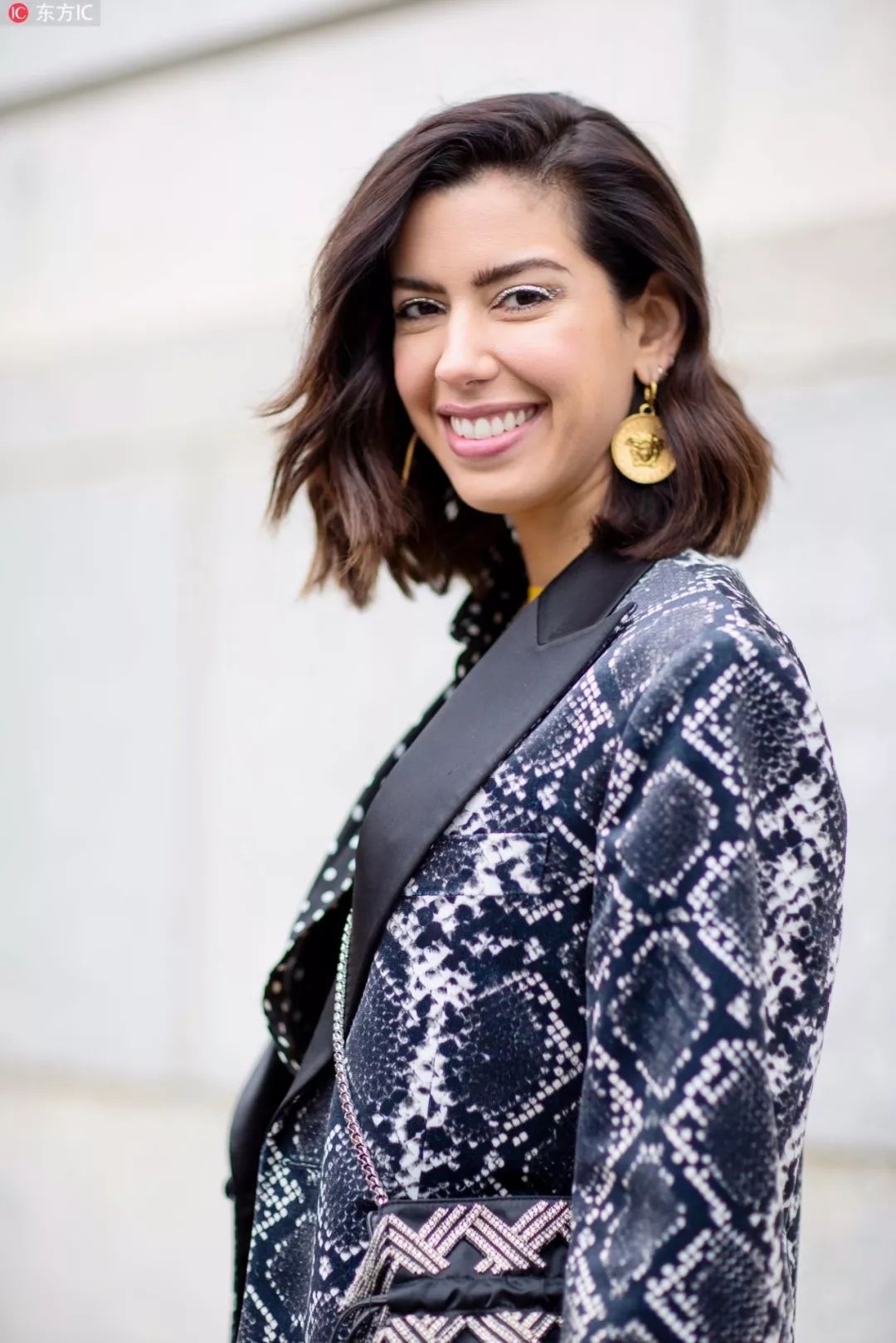 编辑实测：带大耳环耳朵疼不疼？