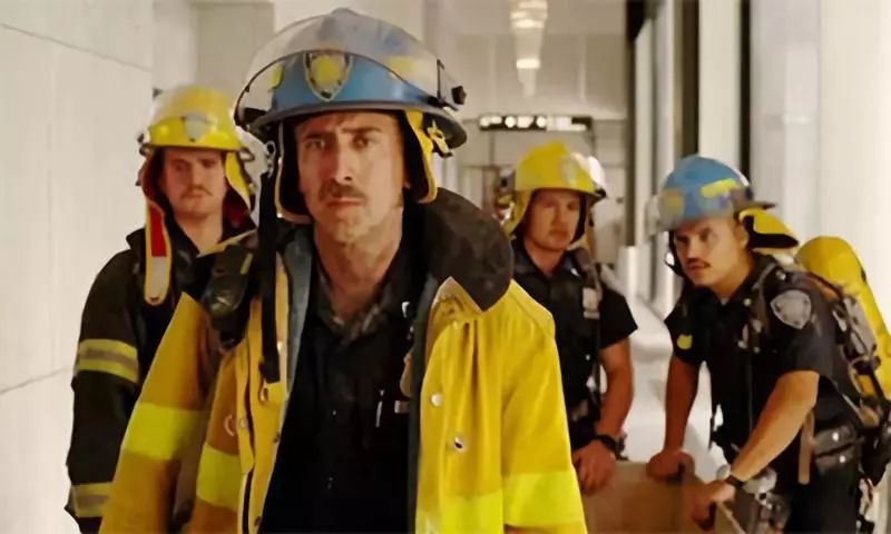 加州山火蔓延导致百万豪宅被烧毁,加州大火幸存